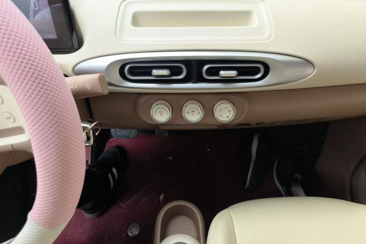 Used Wuling Hongguang MINIEV 2025 Four-Door Version Advanced Edition Audio And AC Panel