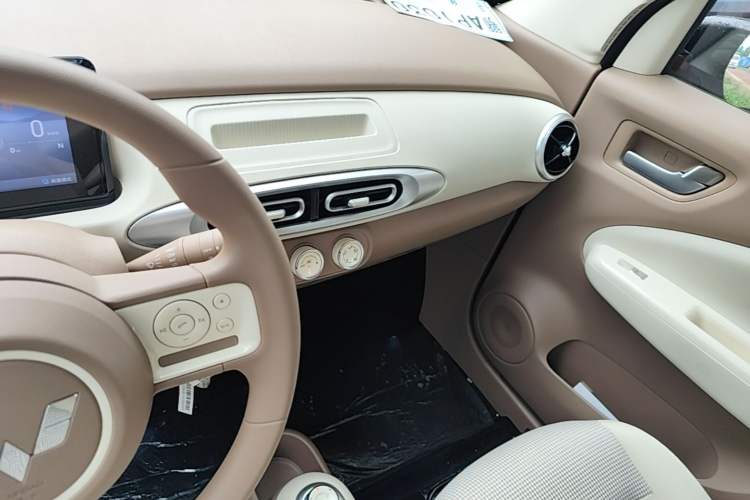 Used Wuling Hongguang MINIEV 2025 Four-Door Version Advanced Edition Audio And AC Panel