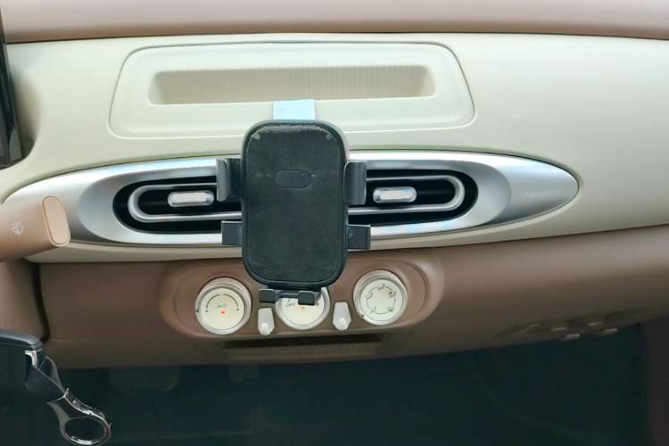 Used Wuling Hongguang MINIEV 2025 Four-Door Version Advanced Edition Audio And AC Panel