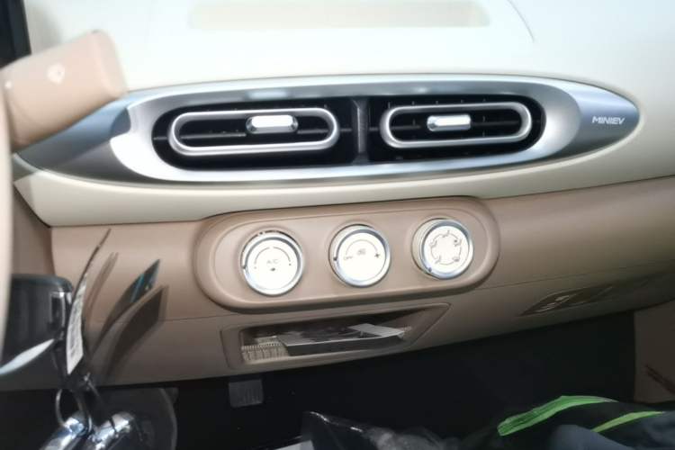 Used Wuling Hongguang MINIEV 2025 Four-Door Version Advanced Edition Audio And AC Panel