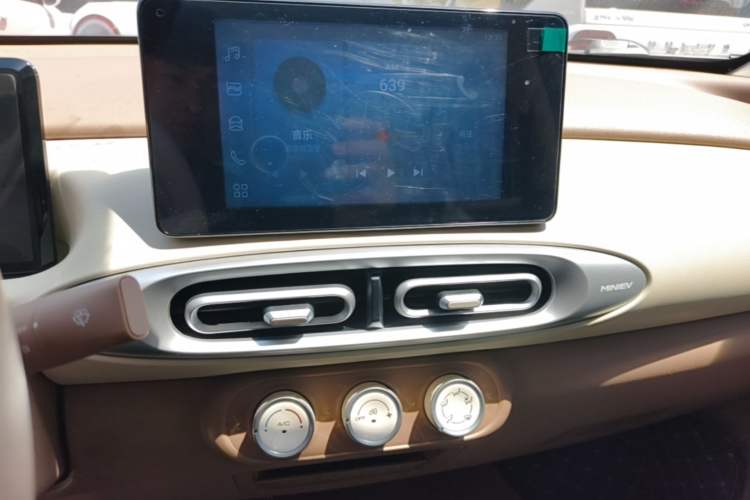 Used Wuling Hongguang MINIEV 2025 Four-Door Version Zhenxiang+ Edition Audio And AC Panel