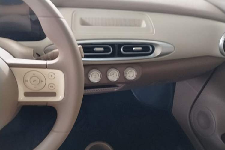 Used Wuling Hongguang MINIEV 2025 Four-Door Version Advanced Edition Audio And AC Panel
