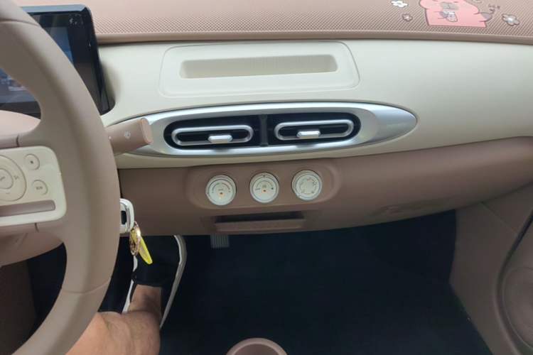 Used Wuling Hongguang MINIEV 2025 Four-Door Version Advanced Edition Audio And AC Panel