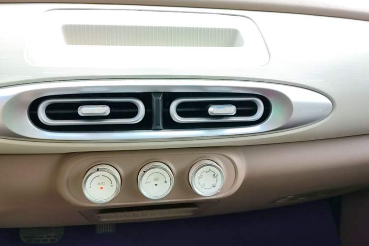 Used Wuling Hongguang MINIEV 2025 Four-Door Version Advanced Edition Audio And AC Panel