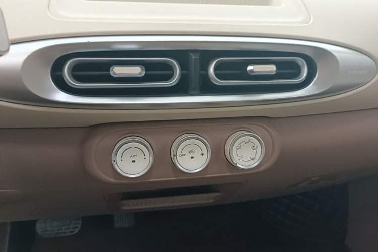 Used Wuling Hongguang MINIEV 2025 Four-Door Version Advanced Edition Audio And AC Panel