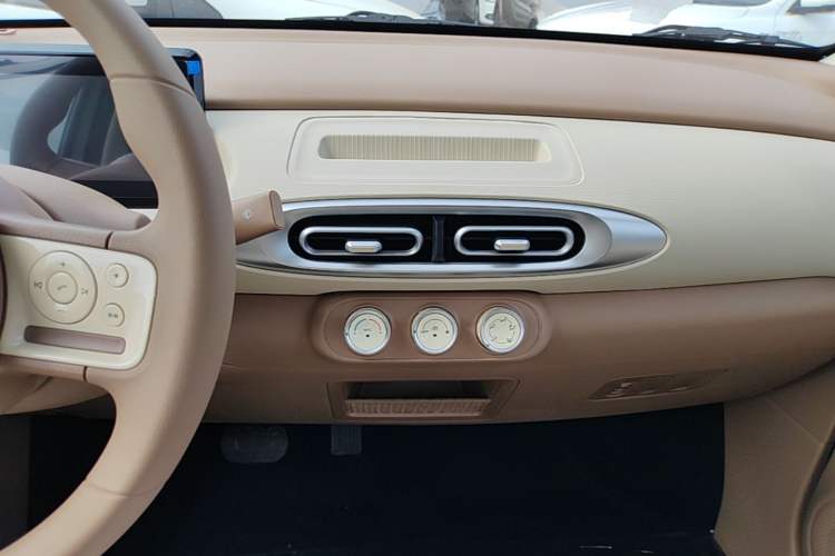 Used Wuling Hongguang MINIEV 2025 Four-Door Version Advanced Edition Audio And AC Panel