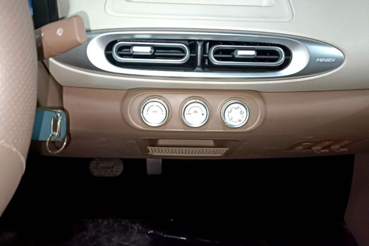 Used Wuling Hongguang MINIEV 2025 Four-Door Version Advanced Edition Audio And AC Panel