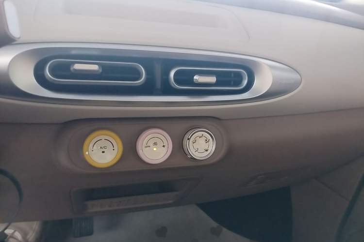 Used Wuling Hongguang MINIEV 2025 Four-Door Version Advanced Edition Audio And AC Panel