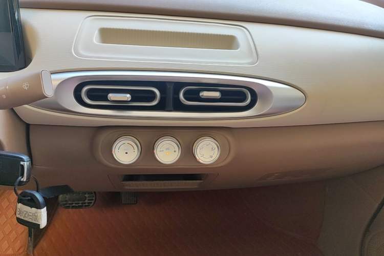 Used Wuling Hongguang MINIEV 2025 Four-Door Version Advanced Edition Audio And AC Panel