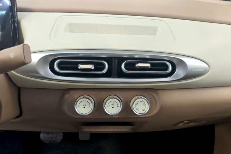 Used Wuling Hongguang MINIEV 2025 Four-Door Version Advanced Edition Audio And AC Panel