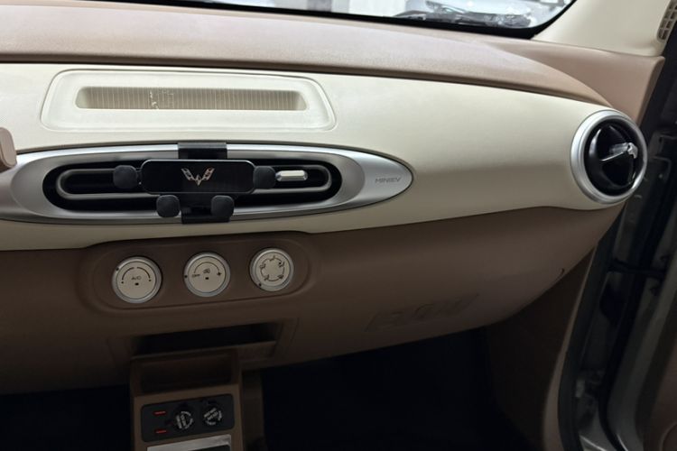 Used Wuling Hongguang MINIEV 2025 Four-Door Version Advanced Edition Audio And AC Panel