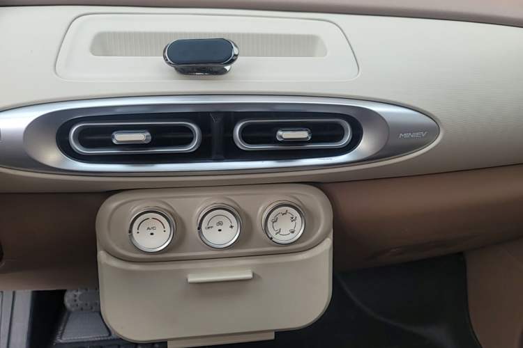 Used Wuling Hongguang MINIEV 2025 Four-Door Version Advanced Edition Audio And AC Panel