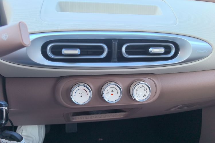 Used Wuling Hongguang MINIEV 2025 Four-Door Version Advanced Edition Audio And AC Panel