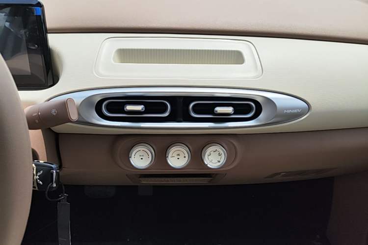 Used Wuling Hongguang MINIEV 2025 Four-Door Version Advanced Edition Audio And AC Panel