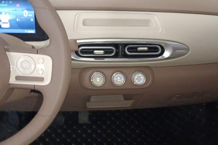 Used Wuling Hongguang MINIEV 2025 Four-Door Version Advanced Edition Audio And AC Panel
