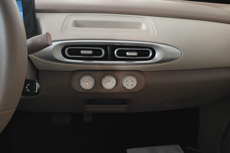 Used Wuling Hongguang MINIEV 2025 Four-Door Version Advanced Edition Audio And AC Panel