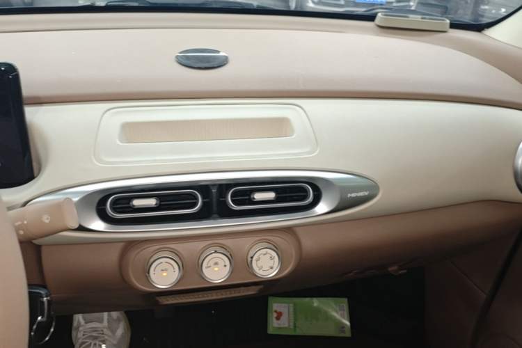Used Wuling Hongguang MINIEV 2025 Four-Door Version Premium Edition Audio And AC Panel