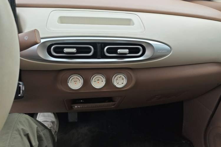 Used Wuling Hongguang MINIEV 2025 Four-Door Version Advanced Edition Audio And AC Panel