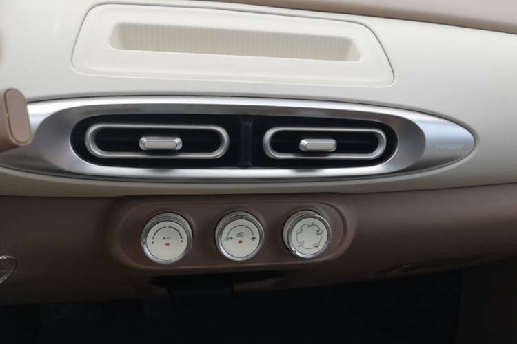 Used Wuling Hongguang MINIEV 2025 Four-Door Version Advanced Edition Audio And AC Panel