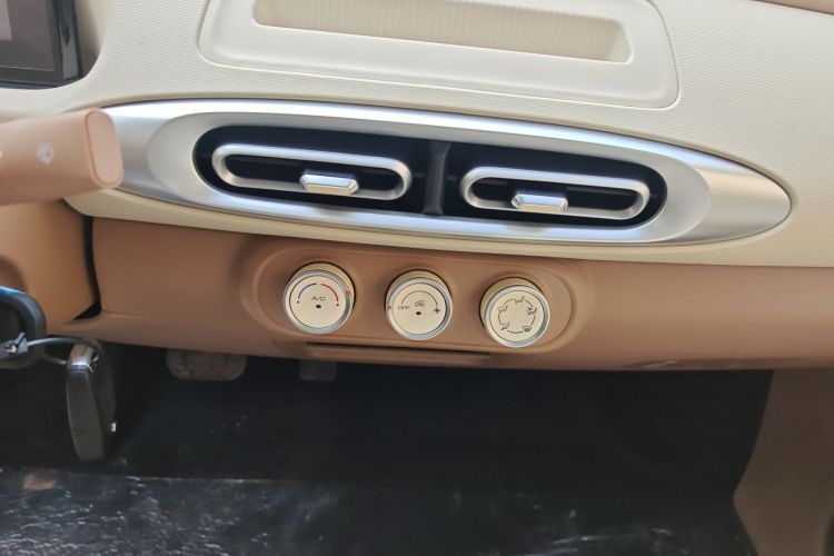 Used Wuling Hongguang MINIEV 2025 Four-Door Version Advanced Edition Audio And AC Panel