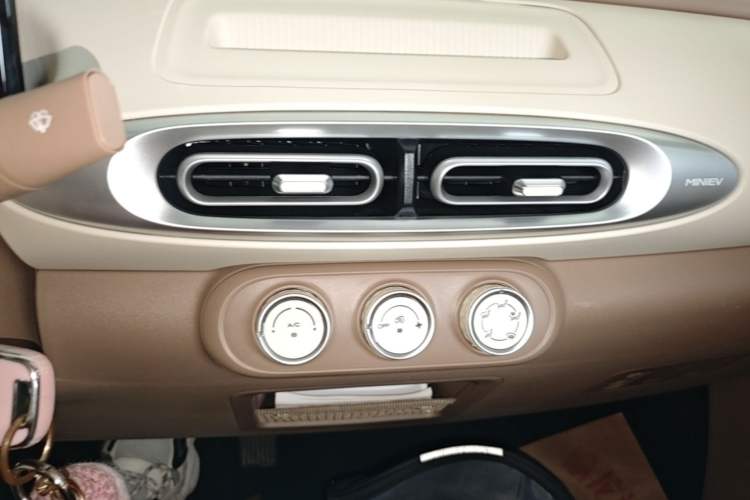 Used Wuling Hongguang MINIEV 2025 Four-Door Version Advanced Edition Audio And AC Panel