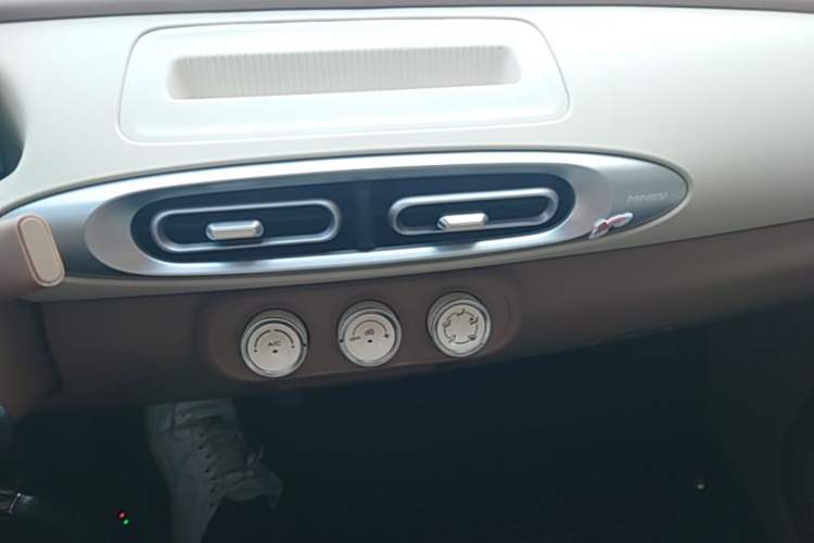 Used Wuling Hongguang MINIEV 2025 Four-Door Version Advanced Edition Audio And AC Panel