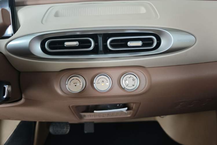 Used Wuling Hongguang MINIEV 2025 Four-Door Version Advanced Edition Audio And AC Panel