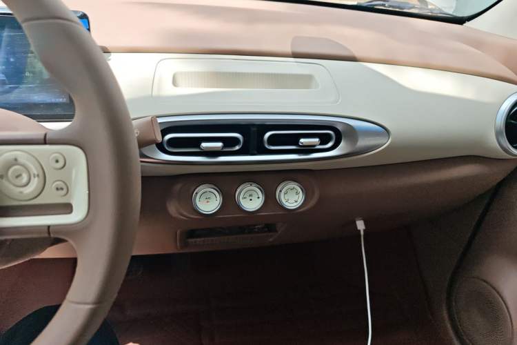Used Wuling Hongguang MINIEV 2025 Four-Door Version Advanced Edition Audio And AC Panel