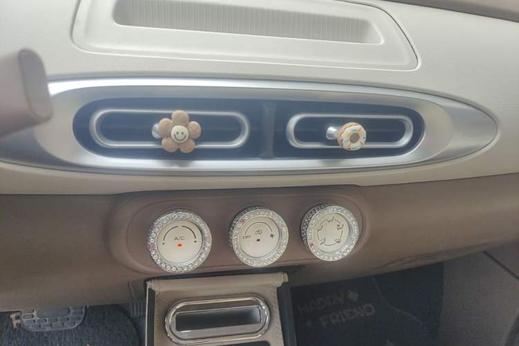 Used Wuling Hongguang MINIEV 2025 Four-Door Version Advanced Edition Audio And AC Panel