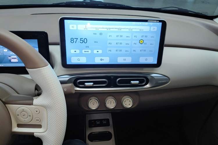 Used Wuling Hongguang MINIEV 2025 Four-Door Version Advanced Edition Audio And AC Panel