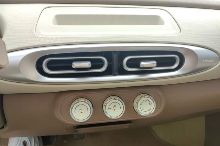 Used Wuling Hongguang MINIEV 2025 Four-Door Version Advanced Edition Audio And AC Panel