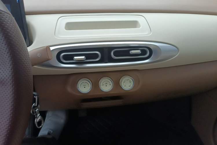 Used Wuling Hongguang MINIEV 2025 Four-Door Version Advanced Edition Audio And AC Panel