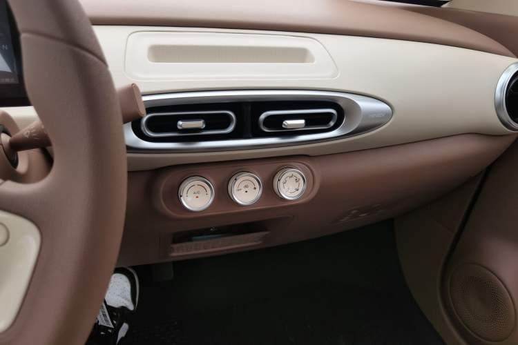 Used Wuling Hongguang MINIEV 2025 Four-Door Version Advanced Edition Audio And AC Panel