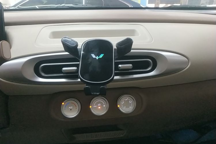 Used Wuling Hongguang MINIEV 2025 Four-Door Version Advanced Edition Audio And AC Panel