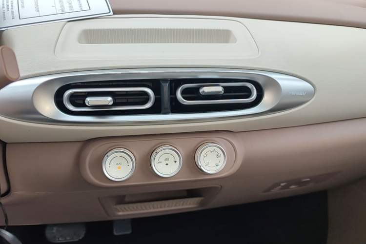 Used Wuling Hongguang MINIEV 2025 Four-Door Version Advanced Edition Audio And AC Panel