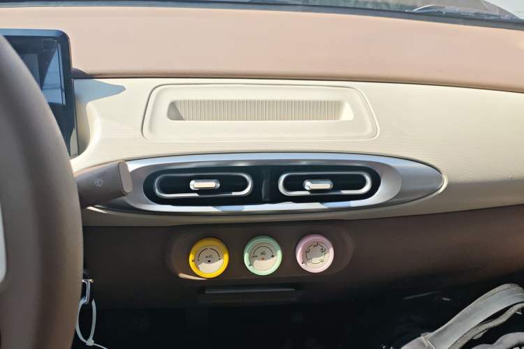 Used Wuling Hongguang MINIEV 2025 Four-Door Version Advanced Edition Audio And AC Panel