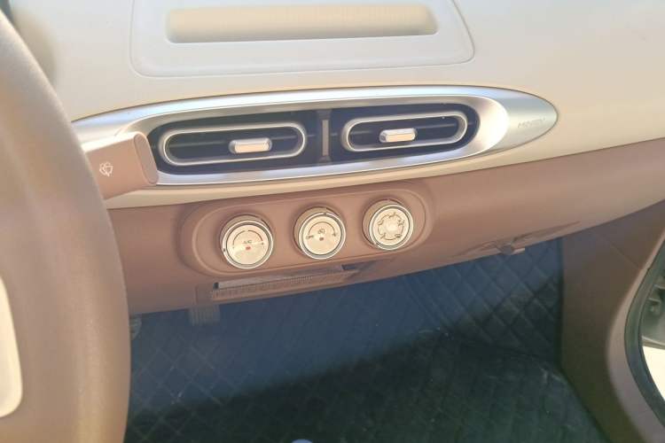 Used Wuling Hongguang MINIEV 2025 Four-Door Version Zhenxiang+ Edition Audio And AC Panel