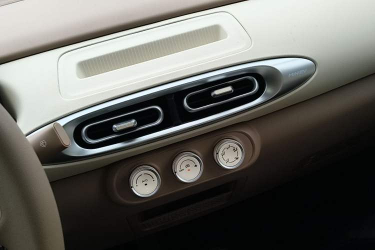 Used Wuling Hongguang MINIEV 2025 Four-Door Version Advanced Edition Audio And AC Panel