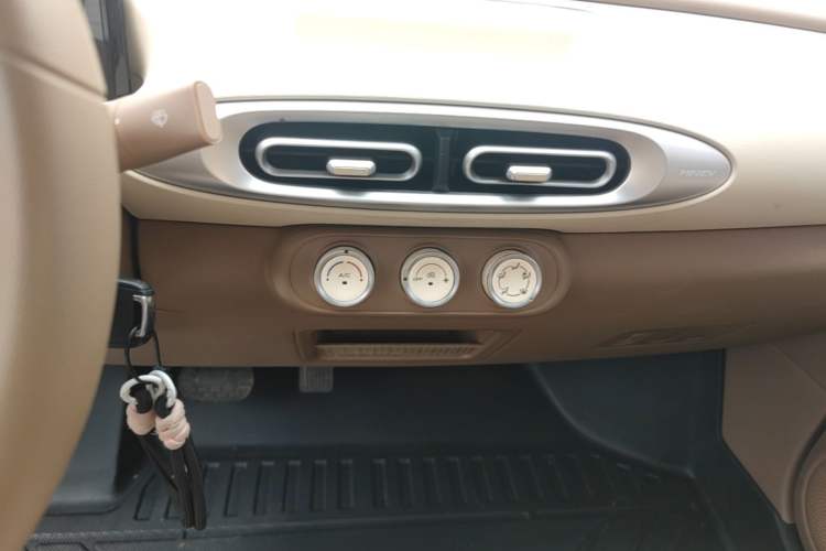 Used Wuling Hongguang MINIEV 2025 Four-Door Version Advanced Edition Audio And AC Panel