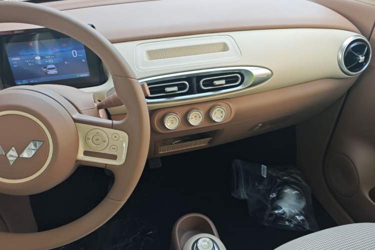 Used Wuling Hongguang MINIEV 2025 Four-Door Version Advanced Edition Audio And AC Panel