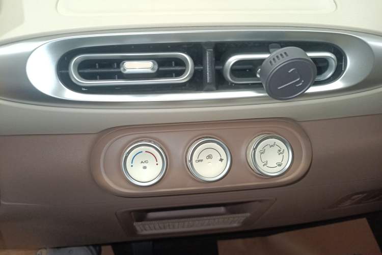 Used Wuling Hongguang MINIEV 2025 Four-Door Version Advanced Edition Audio And AC Panel