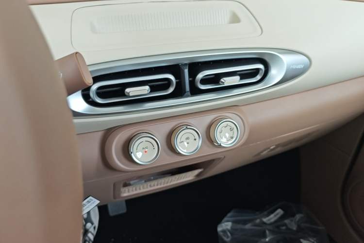 Used Wuling Hongguang MINIEV 2025 Four-Door Version Advanced Edition Audio And AC Panel