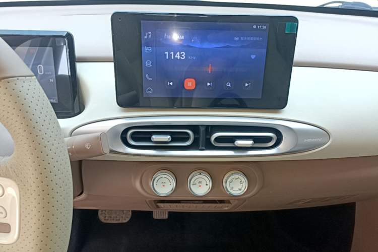 Used Wuling Hongguang MINIEV 2025 Four-Door Version Premium Edition Audio And AC Panel