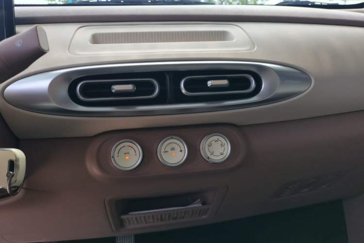 Used Wuling Hongguang MINIEV 2025 Four-Door Version Advanced Edition Audio And AC Panel
