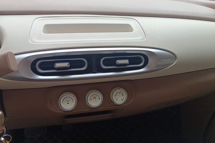 Used Wuling Hongguang MINIEV 2025 Four-Door Version Advanced Edition Audio And AC Panel