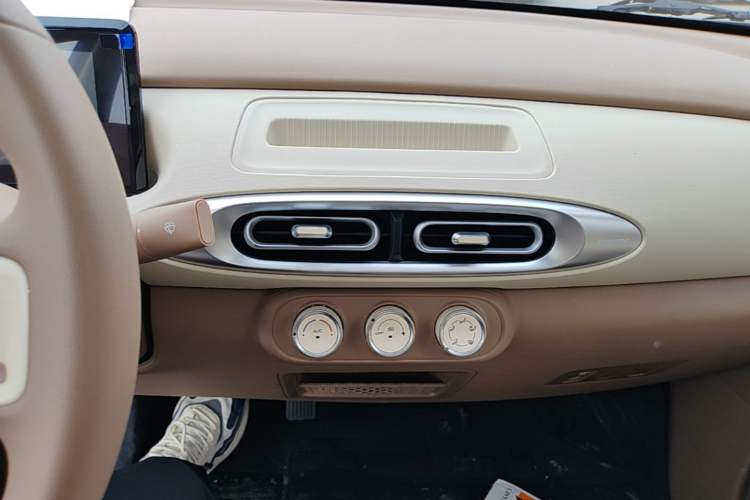 Used Wuling Hongguang MINIEV 2025 Four-Door Version Advanced Edition Audio And AC Panel