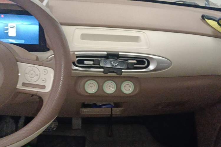 Used Wuling Hongguang MINIEV 2025 Four-Door Version Advanced Edition Audio And AC Panel