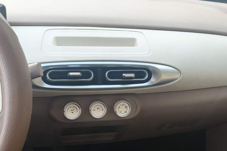 Used Wuling Hongguang MINIEV 2025 Four-Door Version Advanced Edition Audio And AC Panel
