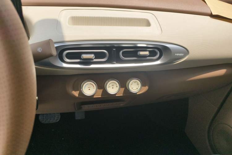 Used Wuling Hongguang MINIEV 2025 Four-Door Version Premium Edition Audio And AC Panel