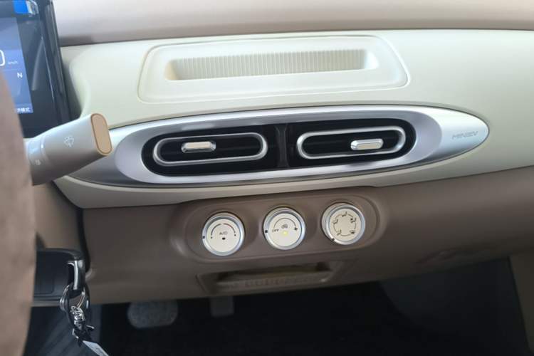 Used Wuling Hongguang MINIEV 2025 Four-Door Version Advanced Edition Audio And AC Panel